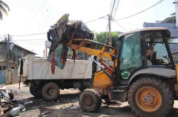 Operations to remove debris accumulated due to the disaster situation that affected Sri Lanka are underway in the Kotikawatta and Kolonnawa areas.